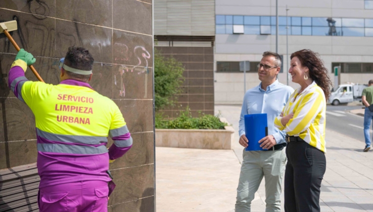 Almer&iacute;a intensific&oacute; el ritmo de limpieza de pintadas en mayo y junio