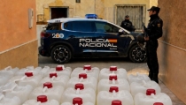 Tres detenidos en Almer&iacute;a por almacenar 3.750 litros de combustible para 'petaqueo'