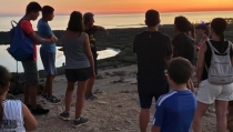 Ni&ntilde;os y adultos ejidenses conocen Punta Entinas-Sabinar al atardecer