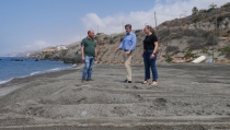 La playa de Guainos en Adra se regenera con una aportaci&oacute;n de arena