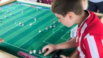 El f&uacute;tbol de mesa sale al campo en la Feria con una alineaci&oacute;n intergeneracional