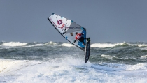 V&iacute;ctor Fern&aacute;ndez se jugar&aacute; su cuarto Mundial de Windsurf en la &uacute;ltima prueba