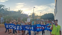 Manifestaci&oacute;n en contra de la construcci&oacute;n de un hotel en la bah&iacute;a de Genoveses