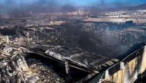 Los bomberos trabajan para enfriar la superficie calcinada en el incendio de Mabe