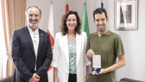 Homenaje al nadador Carlos Tejada por sus 20 a&ntilde;os de trayectoria