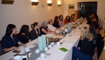 La astronauta Sara Garc&iacute;a comparte experiencias con investigadoras de la UAL