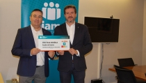 Cruz Roja recibe 4.000 euros de empleados de Cajamar para alimentos