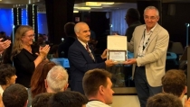 El catedr&aacute;tico Jos&eacute; Antonio G&aacute;zquez, premiado por su trayectoria en investigaci&oacute;n