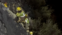 Rescatan a un conductor atrapado tras caer por un desnivel en Carboneras