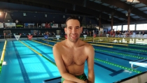 Carlos Tejada cumple 20 a&ntilde;os en la nataci&oacute;n y lo celebra ganando m&aacute;s medallas