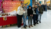 Un San Valent&iacute;n solidario en el CC Torrec&aacute;rdenas con 'Flores para la inclusi&oacute;n'