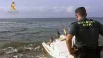Detienen a los dos patrones de una patera que lleg&oacute; a tierra con 14 inmigrantes
