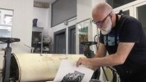 Pl&aacute;cido Manuel Mart&iacute;nez, en su taller.