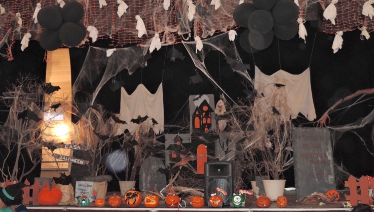 El Centro de Usos M&uacute;ltiples de Moj&aacute;car se transforma por Halloween