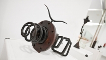 Crist&oacute;bal Avil&eacute;s expone sus esculturas creadas con materiales reciclados