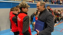 Casimiro asiste a la presentaci&oacute;n de los equipos de b&aacute;dminton