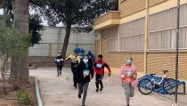 La carrera solidaria 'Pon tu gota' triunfa en V&iacute;car con m&aacute;s de un millar de escolares