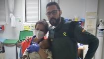 La Guardia Civil salva la vida a un beb&eacute; de siete meses en Roquetas de Mar