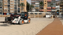 Roquetas instala pasarelas de pl&aacute;stico reciclado para acceder a sus playas