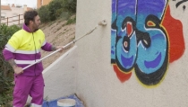 El Ayuntamiento limpia 8.000 metros cuadrados de pintadas vand&aacute;licas en 2025