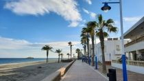 Carboneras repara y pinta las 125 farolas del Paseo Mar&iacute;timo