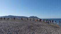 Voluntarios llevan agua del mar a las Salinas de Cabo de Gata y exigen una soluci&oacute;n