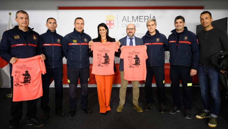 La II Carrera del Fuego se celebra esta noche por las calles del centro de Almer&iacute;a