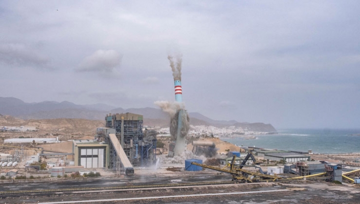 Avanza el desmantelamiento de la central t&eacute;rmica de Carboneras con la voladura de la chimenea
